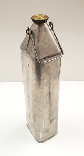 original PETROL Flasche verzinnt aus der Schweiz, Tragebügel, Messingverschluss mit Gummidichtung